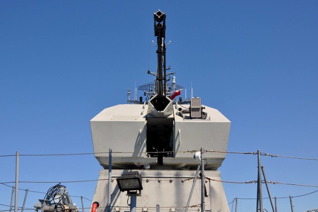 Próby uniwersalnej 35 mm armaty morskiej Tryton. Strzelania testowe odbywają się z pokładu korwety ORP Kaszub. Docelowo armata ma trafić między innymi na pokład nowych niszczycieli min Kormoran II.Zobacz także: Anakonda 2016