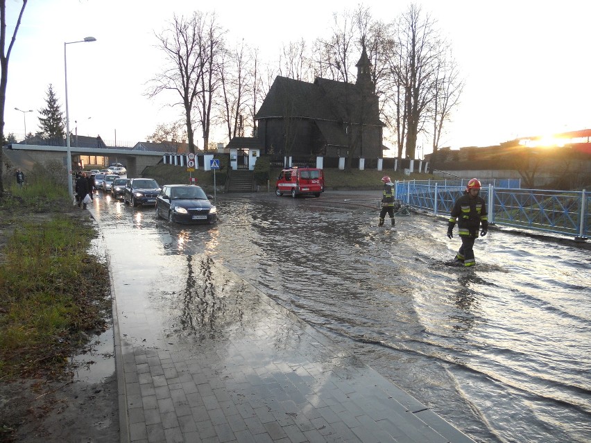 Tarnów. Robotnicy uszkodzili rurę, powódź na ulicach