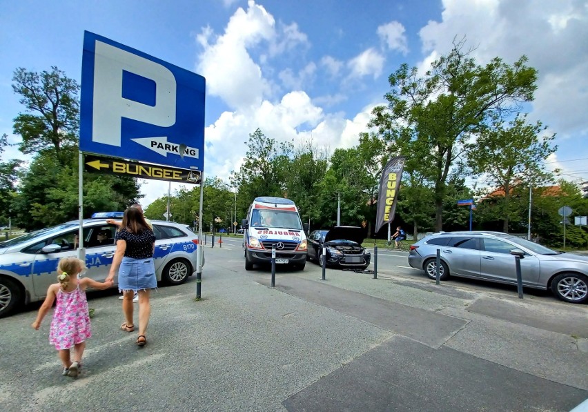 Wypadek przy wrocławskim Zoo. Zderzyły się dwa samochody