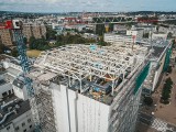 Gdynia: Na dachu szpitala przy placu Kaszubskim rośnie lądowisko dla śmigłowców. Ma być gotowe do końca roku