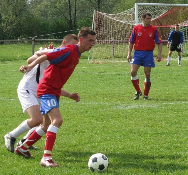 Jacek Luzak (przy piłce) strzelił jednego gola, Dariusz Piechota (w głębi) trzy.