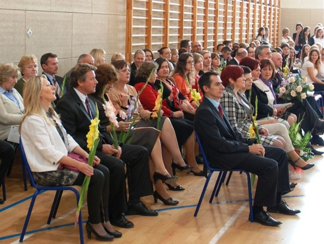 Przasnysz. Kwiaty i nagrody dla nauczycieli LO im. KEN | Tygodnik