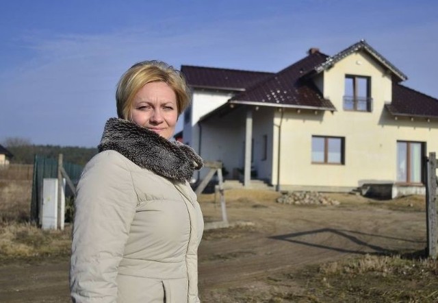 Magdalena Bocheńska została pozwana przez sąsiadów. Powód? Oślepiały ich promienie słońca padające na jej dach