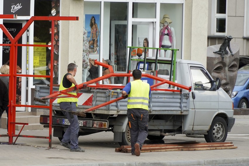 Trwa demontaż wiat przystankowych na placu NZS od strony...