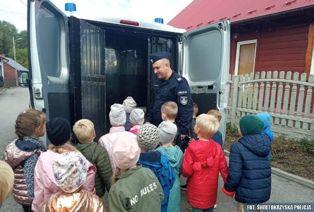 Podczas spotkania dzielnicowego z przedszkolakami