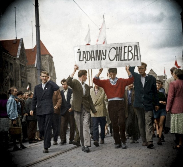 Jedno z najsłynniejszych, symbolicznych zdjęć z wydarzeń Poznańskiego Czerwca'56. Po latach okazało się, że wiele fotografii wykonali tajniacy UB.