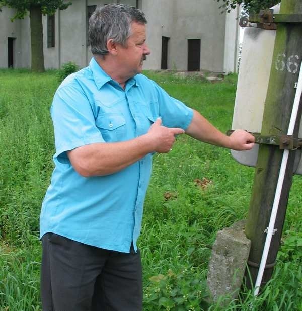 - Już pięć lat czekamy, aż zabiorą stąd ten słup, ile można o to prosić - mówi sołtys Sułowa Zbigniew Kotulski