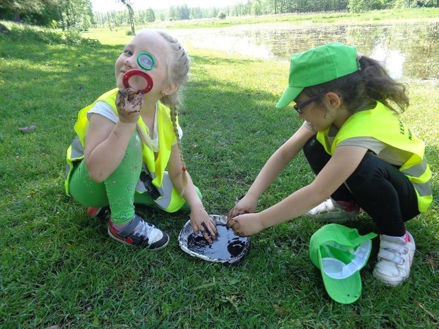 Dzieci z przedszkola nr 2 w Łapach dwa razy w tygodniu biorą udział w zajęciach. Wcielają się w badaczy przyrody.