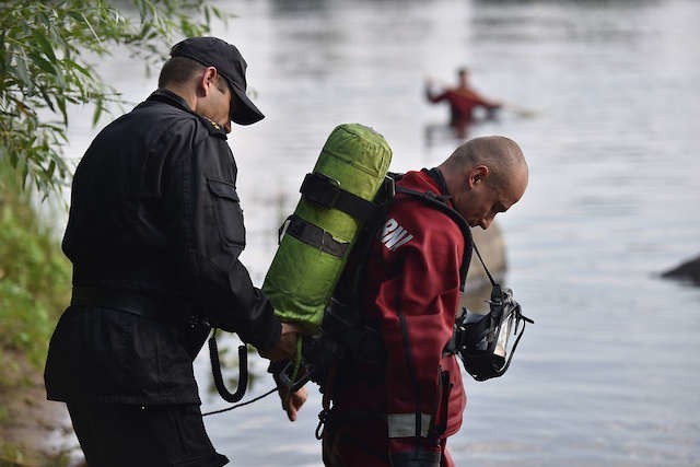 W pierwszym rzucie do poszukiwań 37-letniego mężczyzny ruszyło sześć zastępów straży pożarnej. Wśród nich byli płetwonurkowie. Nurt Wisły był też sprawdzany z kilku łodzi, również przez ratowników toruńskiego WOPR-u.