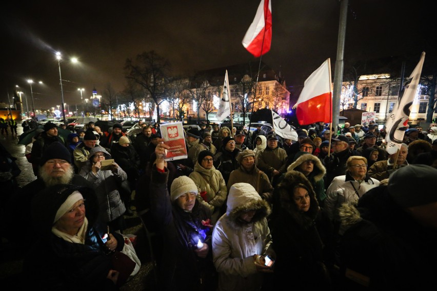 Manifestacja KOD przed sądem rejonowym przy pl. Żołnierza [ZDJĘCIA, WIDEO]