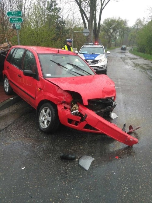 Groźny wypadek w powiecie pajęczańskim. Wymusił pierwszeństwo na skrzyżowaniu. Zdjęcia z wypadku