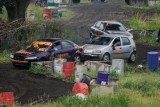 Wrak Race na torze Uniwerstal. Białostockie wyścigi rozbitych samochodów wspomogły Fundację Naszpikowani