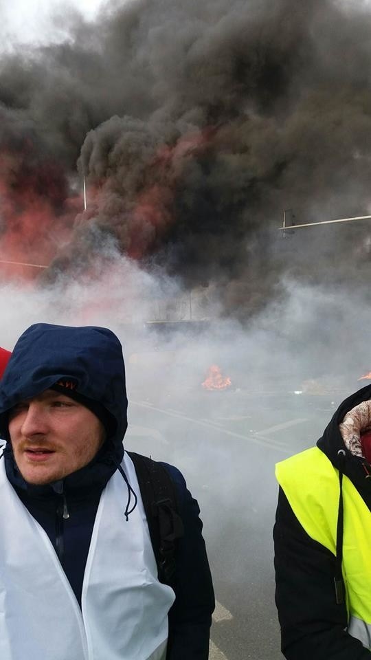 Rolnicy protestowali w Warszawie, była grupa ze Świętokrzyskiego. Płonęły opony i słoma, rozsypane jabłka 