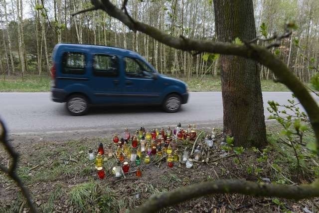 Tragedia w Klamrach wstrząsnęła Polską. W wypadku zginęło siedem młodych osób, które chwilę wcześniej bawiły się przy ognisku. 16-latek, który prowadził auto nie miał prawa jazdy