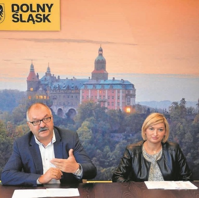 Marszałek Cezary Przybylski oraz Magdalena Bednarska- Wajerowska, dyrektor Departamentu Funduszy Europejskich w UMWD, przedstawili projekty, które otrzymają miliony na rewitalizacje