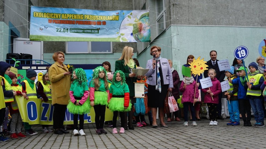 Przedszkolaki dbają o Ziemię. Ekologiczny happening "dziewiętnastki" na ulicach Ostrowca [ZDJĘCIA]