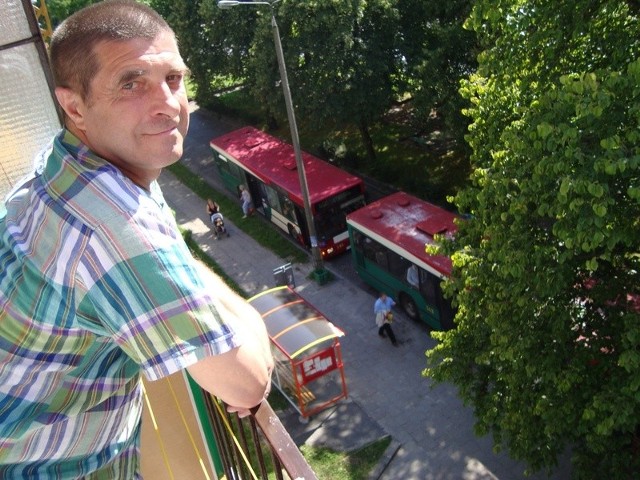 - Nie da się spać. Naprawdę - mówi Stanisław Piotrowski z ul. Marcinkowskiego i prowadzi nas na balkon. Pod oknem ma przystanek.