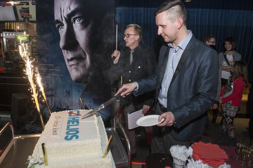 Urodzinowy tort kina Helios pokroił dyrektor Andrzej...