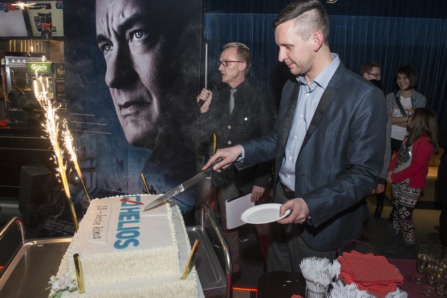 Urodzinowy tort kina Helios pokroił dyrektor Andrzej Ciesielski