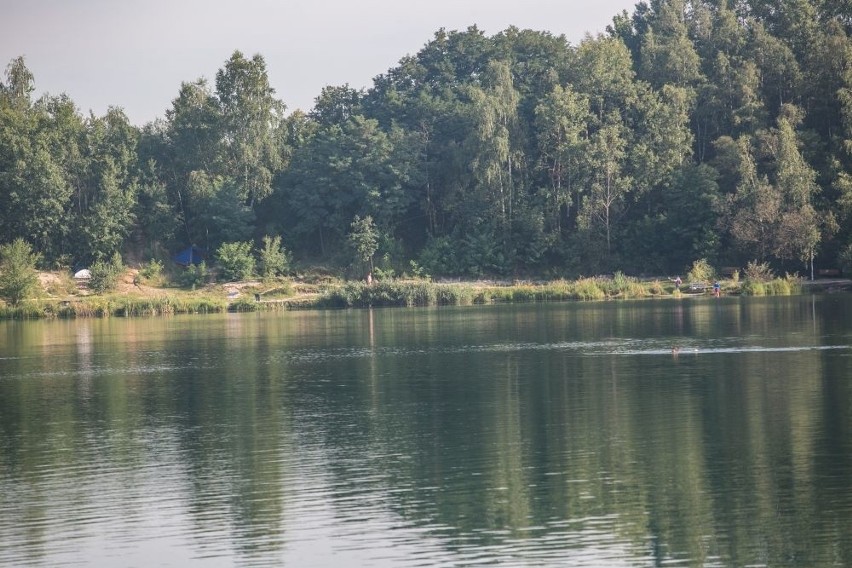 Plaża nudystów nad zalewem leżącego na styku Kryspinowa,...