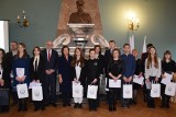 X Dyktando Niepodległościowe w Kielcach. Oto laureaci ze Świętokrzyskiego. Zobacz zdjęcia i film