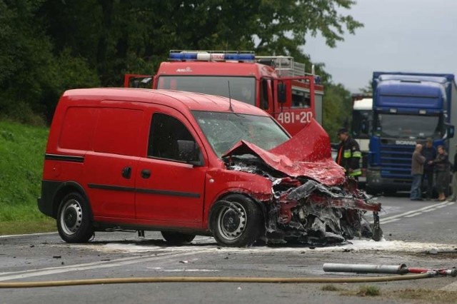 Dziewiec osób zostalo rannych w wypadku pod Prudnikiem. Na krajowej 40 pomiedzy Lubrzą a Laskowicami opel zderzyl sie z mercedesem sprinterem.