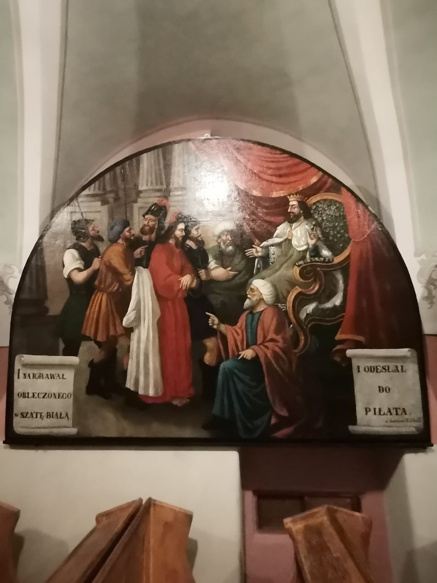 Klasztor w Ostrołęce. Biskup poświęcił odrestaurowane obrazy Męki Pańskiej. 27.11.2022. Zdjęcia