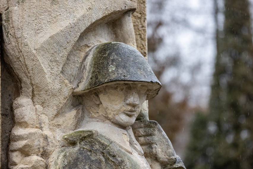 Kraków. Pomnik z sierpem i młotem niebezpieczny, więc ogrodzony. Będzie wyburzanie?