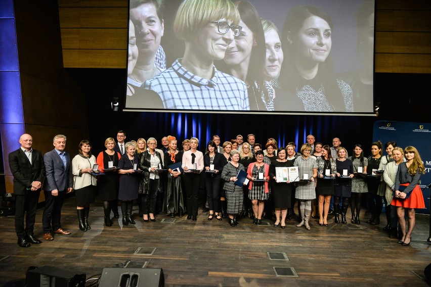 Wspólne zdjęcie laureatów plebiscytu „Nauczyciel na medal...