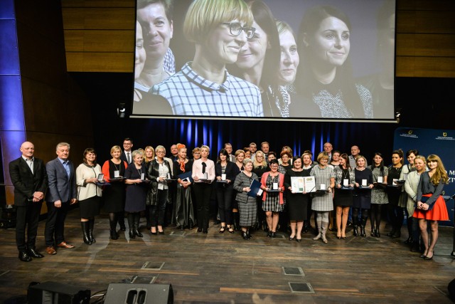 Wspólne zdjęcie laureatów plebiscytu „Nauczyciel na medal 2016“- plebiscytu Dziennika Bałtyckiego.