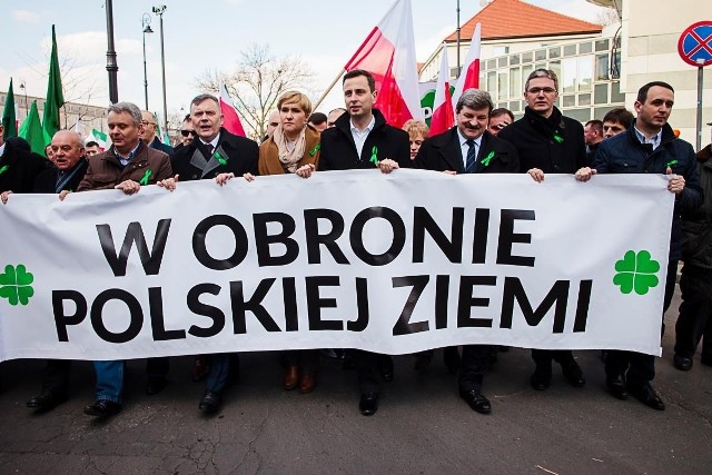 Marszałek województwa Adam Jarubas (pierwszy z prawej) podczas manifestacji w Warszawie.