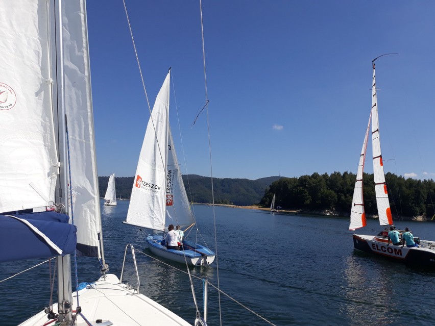 Aż 37 jachtów wystartowało w IX Memoriale Leona Dwornikowskiego rozgrywanych na Jeziorze Solińskim [ZDJĘCIA]