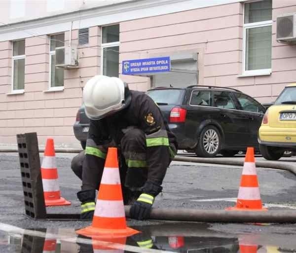 Woda wdarła się do archiwum Urzędu Miasta w Opolu. Dowodów osobistych nie zalało