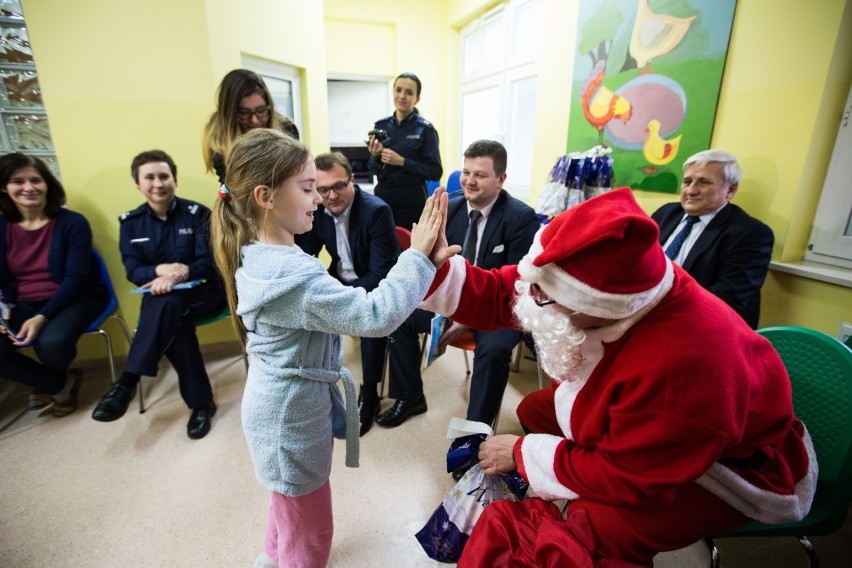 Radom. Mikołaj odwiedził małych pacjentów Radomskiego Szpitala Specjalistycznego  