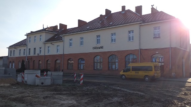 Na razie po obecności PKP w Chełmnie został budynek dawnego dworca oraz rozjeżdżona droga w miejscu zdemontowanego torowiska