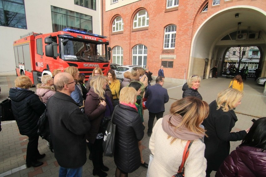 Ewakuacja urzędów skarbowych we Wrocławiu i regionie. Przyszedł mail o podłożeniu bomby