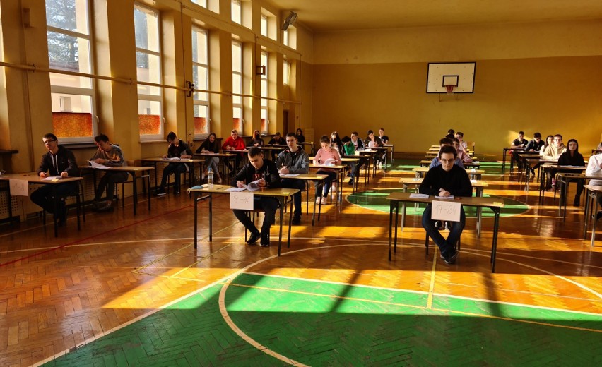 Próbna matura 2021. Uczniowie z kazimierskiego liceum zasiedli we wtorek do egzaminu z matematyki (ZDJĘCIA)