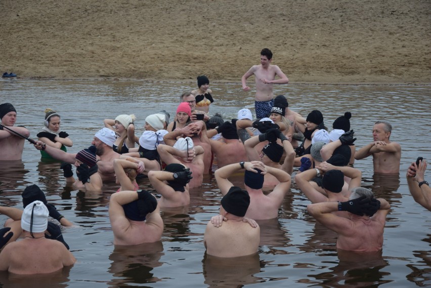 Niedzielne morsowanie nad zalewem na radomskich Borkach. W wodzie było wiele osób. Zobacz zdjęcia