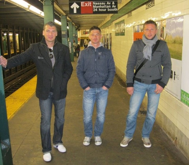 Byli piłkarze KSZO Ostrowiec - od lewej: Adrian Sobczyński, Tomasz Żelazowski i Marcin Dziewulski - podczas pobytu w Nowym Jorku.