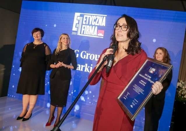 Monika Kuczyńska, dyrektor personalna NSG Group w Polsce, która odebrała nagrodę podczas uroczystej gali.