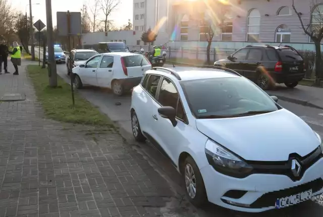 W sobotę (8 kwietnia) w Ciechocinku kierujący punto na łuku drogi stracił panowanie nad pojazdem i uderzył w jadące z naprzeciwka renault i skodę.