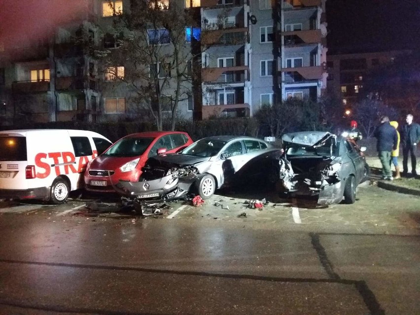 Wypadek na śliskiej drodze w Kielcach. Rozbite auta na parkingu przy Karbońskiej