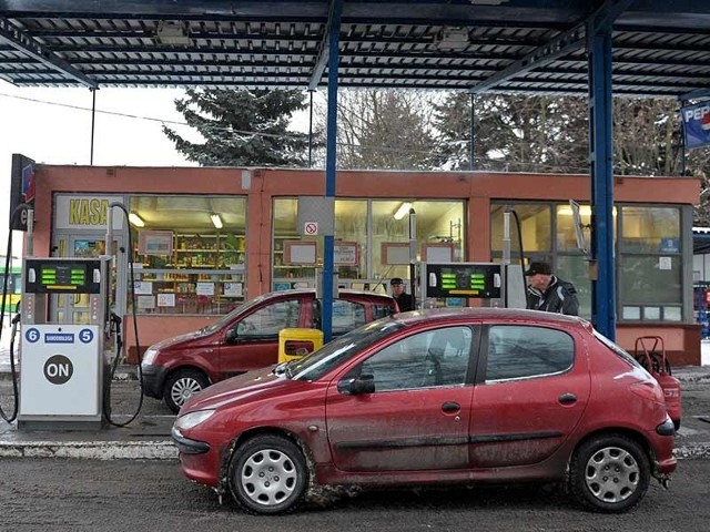 Stacja benzynowa MZK przy ul. Lwowskiej w Przemyślu czynna jest całą dobę. Oprócz benzyny spółka handluje też piwem i papierosami.