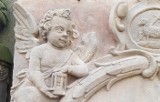 WSCHOWA. Barokowe epitafia w lapidarium odnowione. Pięć pomników wygląda jak za swoich najlepszych czasów. Zobacz, jak zdobiono groby 