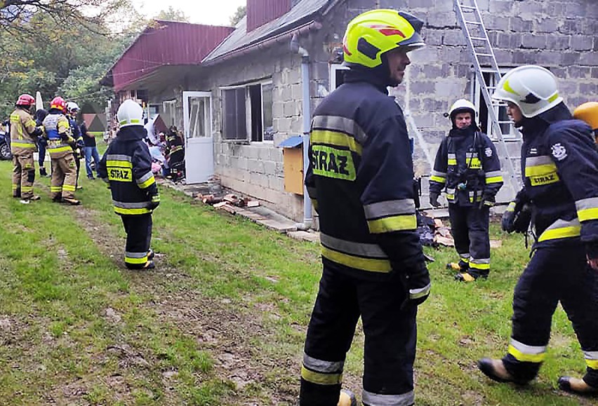 Mężczyzna chciał rozpalić w piecu. Doznał poparzeń i podpalił dom