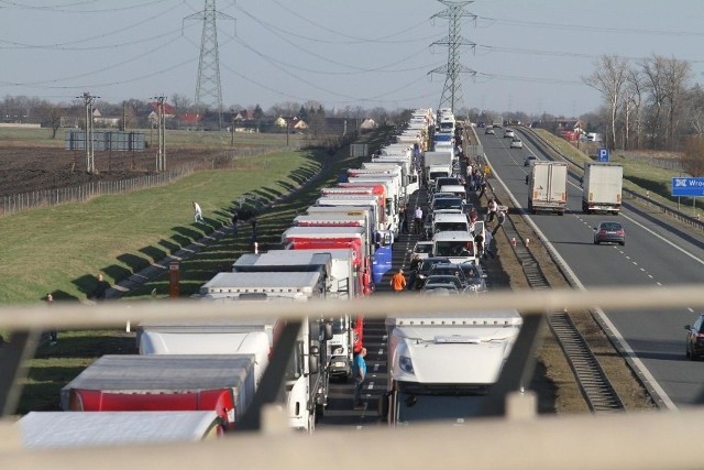 Korki na A4. Na autostradzie pracują drogowcy