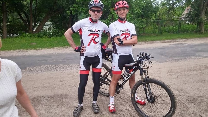 Piotr Rakowski i Tomasz Karwowski pokonali na rowerach 400...
