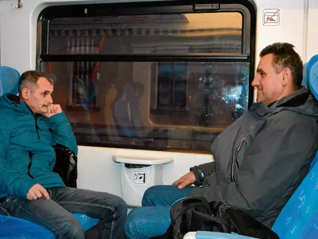Marek Stelmach z Łomnicy (z lewej) i Andrzej Jamrozy z Piwnicznej dojeżdżali do pracy w Newagu pociągiem. Zdjęcie zrobiliśmy podczas jednego z ostatnich kursów na trasie z Nowego Sącza do Piwnicznej