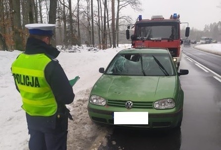 Na łuku drogi z plandeki busa jadącego w kierunku Miastka spadła tafla lodu, która uderzyła w przednią szybę volkswagena, jadącego w przeciwnym kierunku. Odłamki szyby poraniły pasażera volkswagena. Z urazem oka trafił do szpitala. Kierowca busa nie zatrzymał się. Auto, jak i plandeka były koloru białego. Kierowca jest poszukiwany przez policję. 