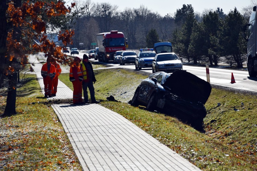 Wypadek w Trzebielinie. Kierowca dachował.